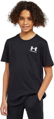 Camiseta deportiva Under Armour para niños en el pecho izquierdo