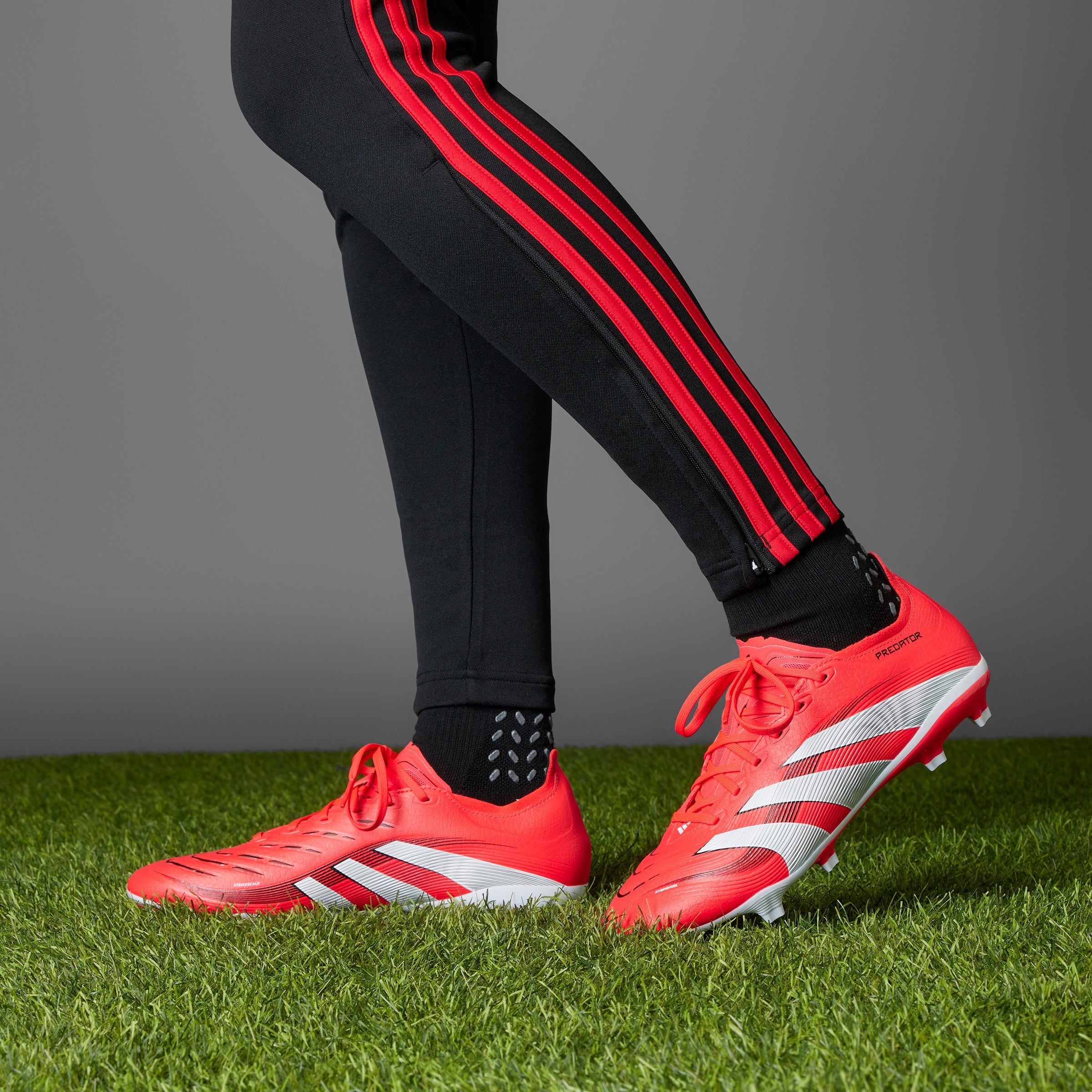 Botas de fútbol para terreno firme y múltiple adidas Predator League, color rojo y blanco