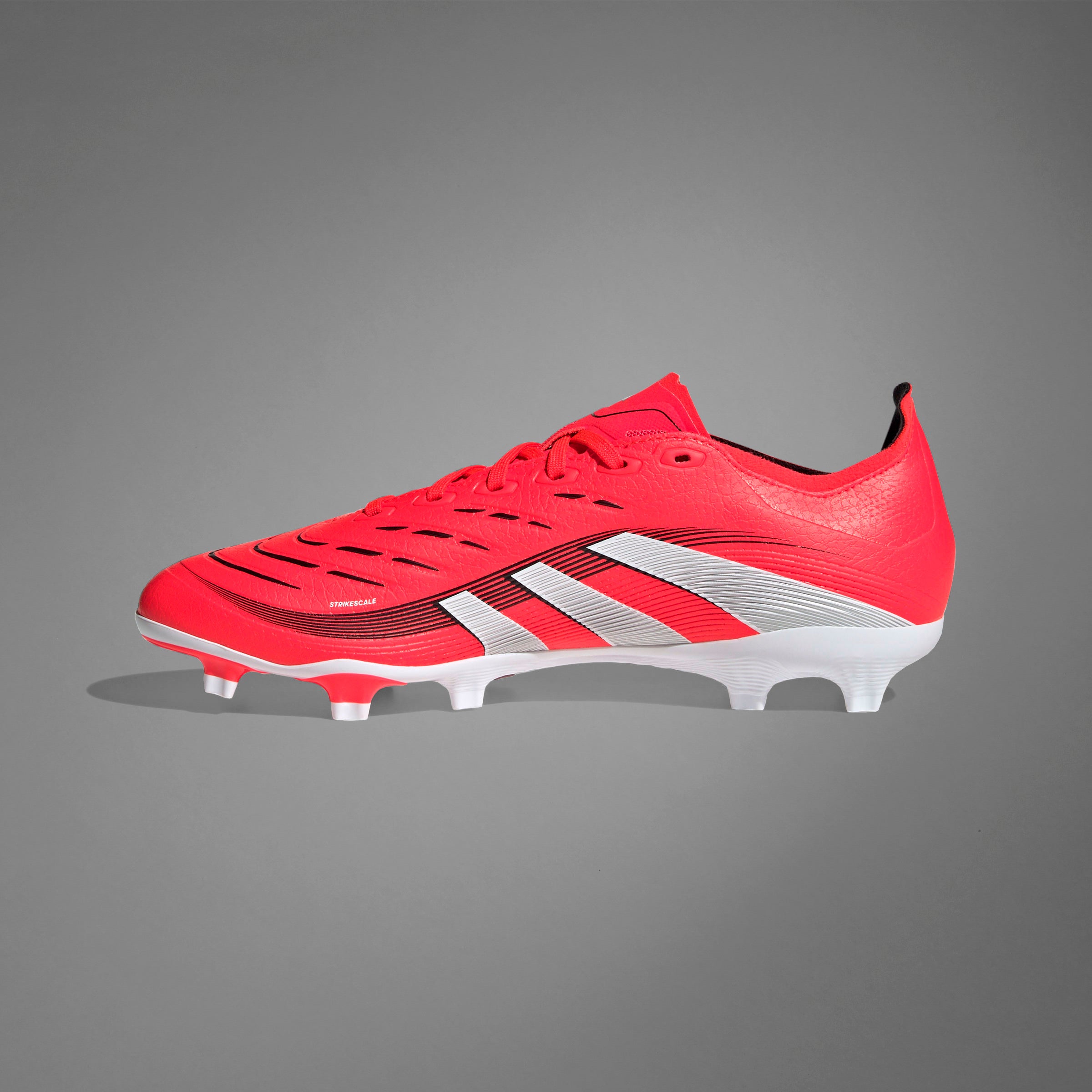 Botas de fútbol para terreno firme y múltiple adidas Predator League, color rojo y blanco