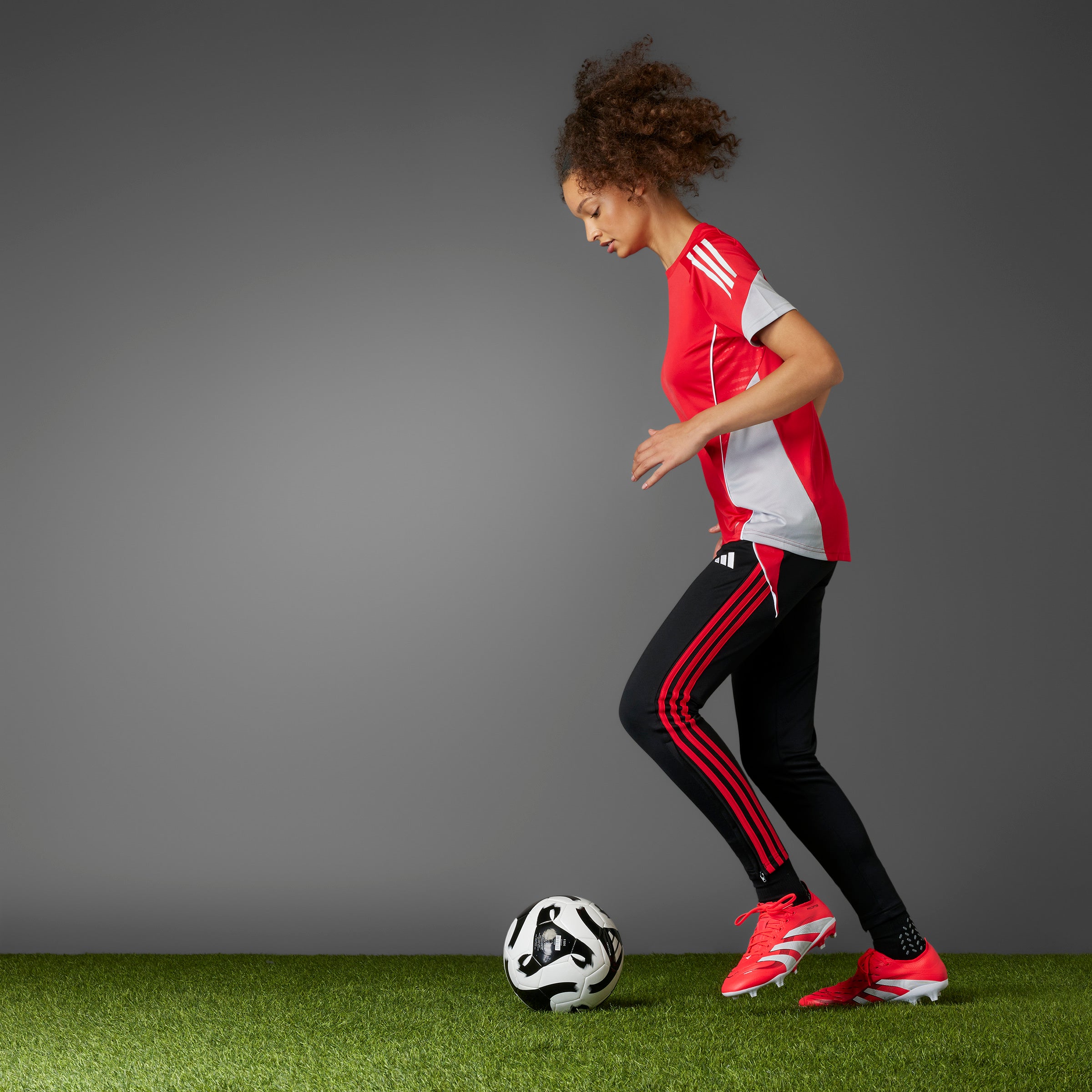 Botas de fútbol para terreno firme y múltiple adidas Predator League, color rojo y blanco