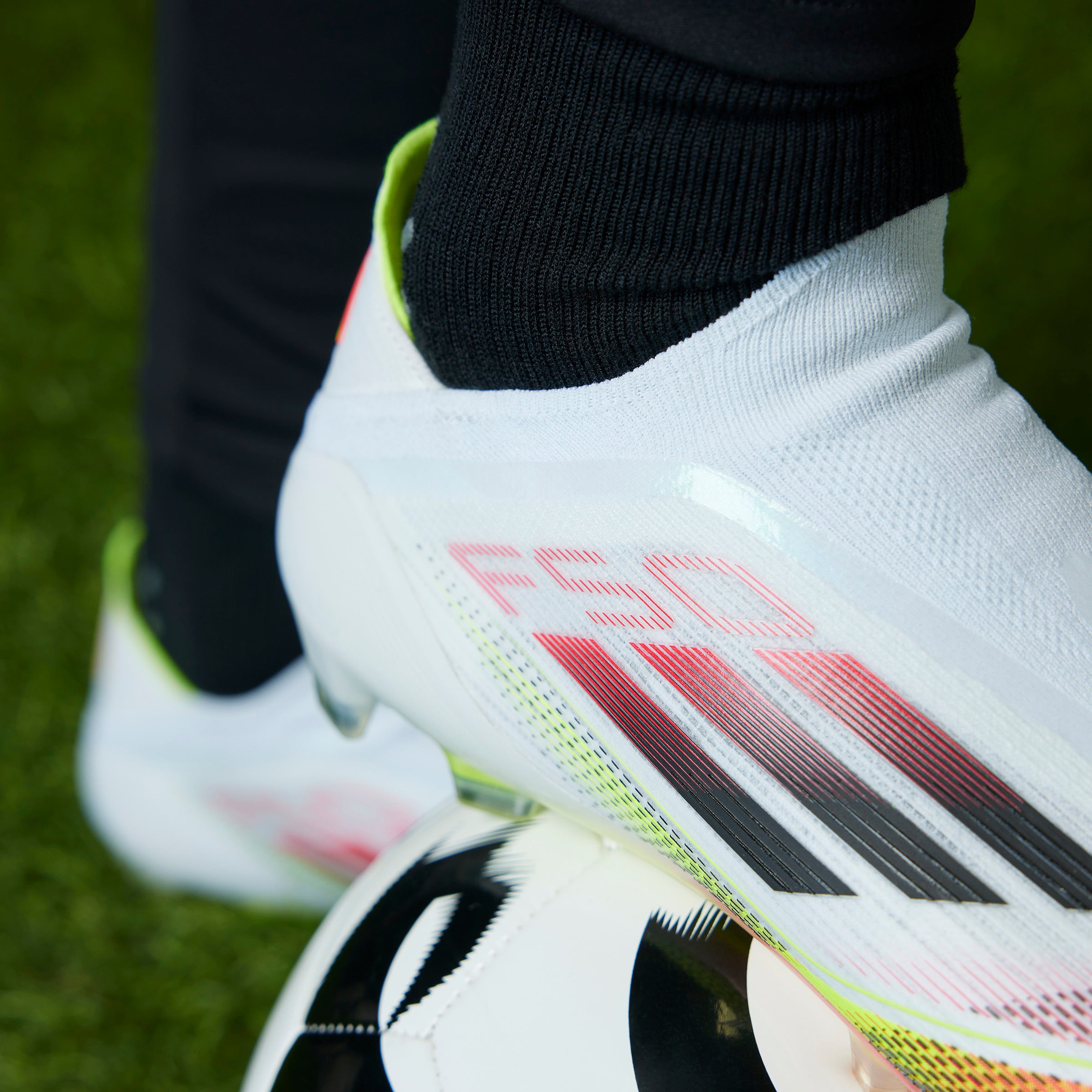 Botas de fútbol para terreno firme sin cordones adidas F50 Elite en blanco y negro