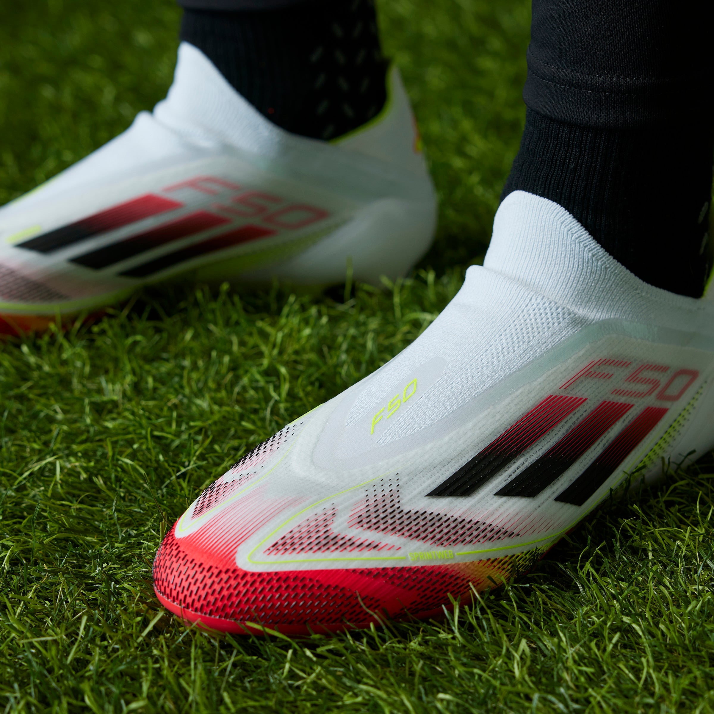 Botas de fútbol para terreno firme sin cordones adidas F50 Elite en blanco y negro