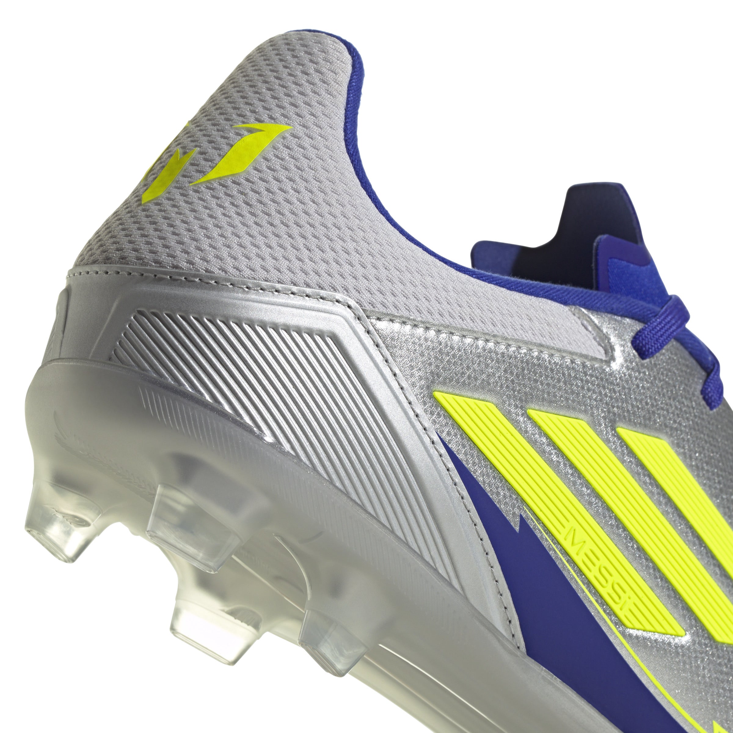 Botas de fútbol para superficies firmes y múltiples superficies adidas F50 League Messi en color plata y amarillo