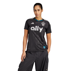 Camiseta de visitante adidas Charlotte 24 para mujer, color negro