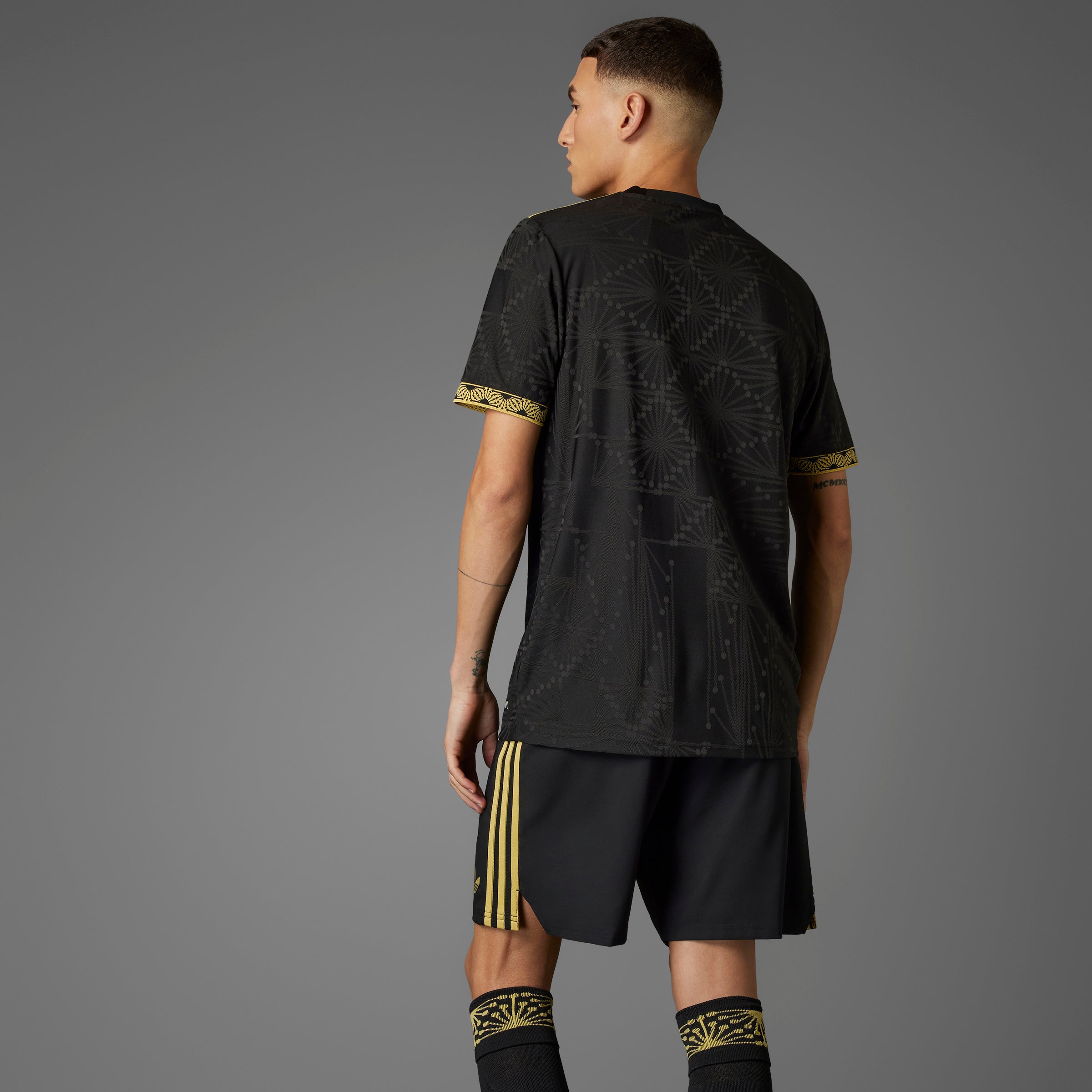 Camiseta adidas de México dorada para hombre 25 negra