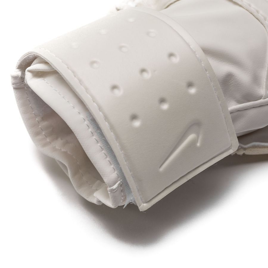 Nike Match Goalkeeper Gloves White/Chrome